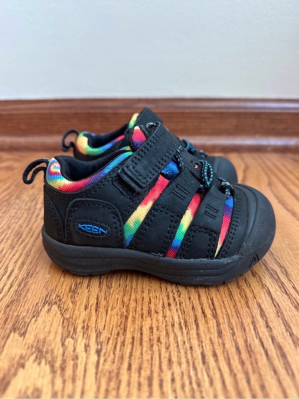 KEEN Newport Shoes Girls 5 Rainbow